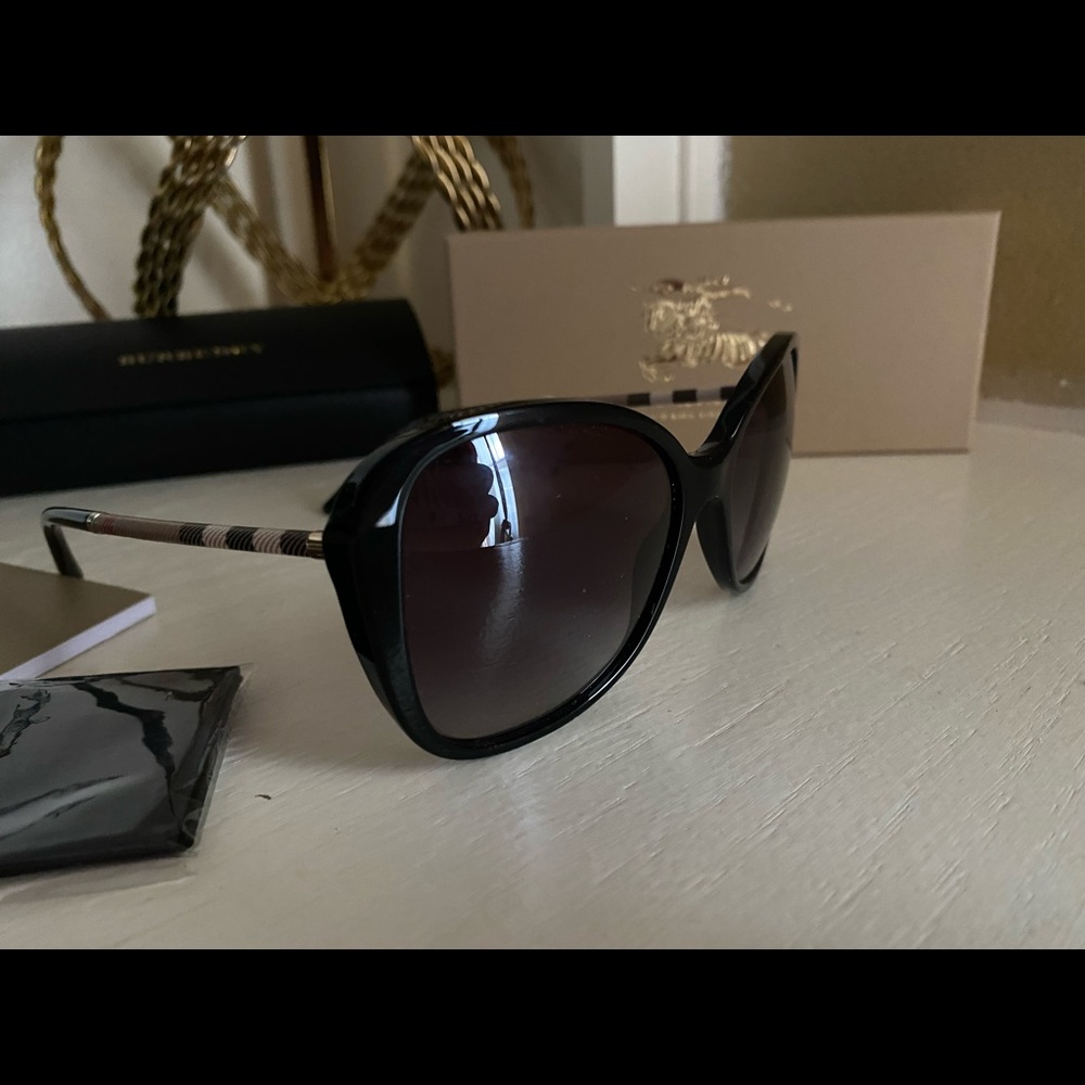 🔥Brand new Burberry sunglasses 👌🏼🔥